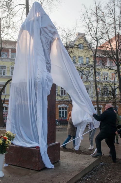 Торжественный момент. Явление Светослава Миру.