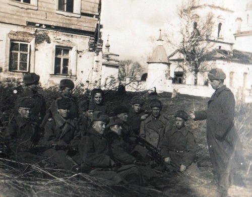 Постановка задачи бойцам истребительного батальона. 1943 год.