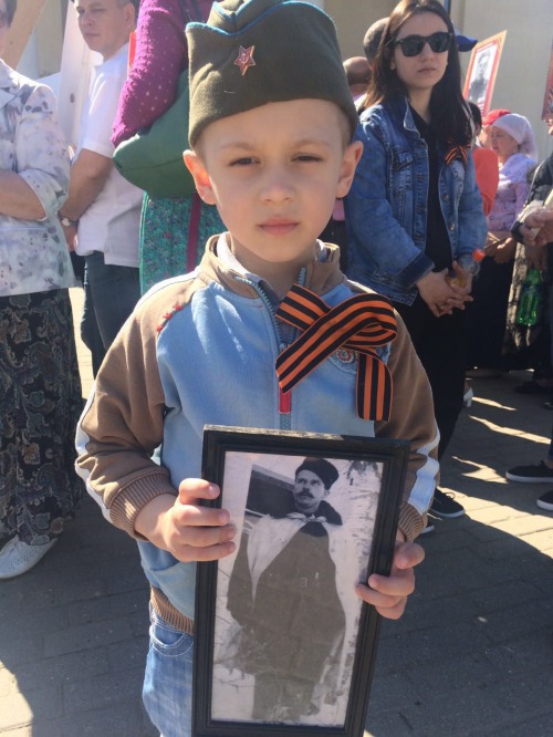 Правнук Бориса Тагунова, Андрей, с портретом прадеда.Акция "Бессмертный полк".