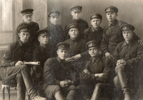 Борис Тагунов, крайний справа, 30-е годы.