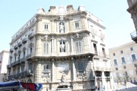  Piazza Vigliena,   Quatro canti -  .    ,     .    ,      ,        . ,          "  "  .