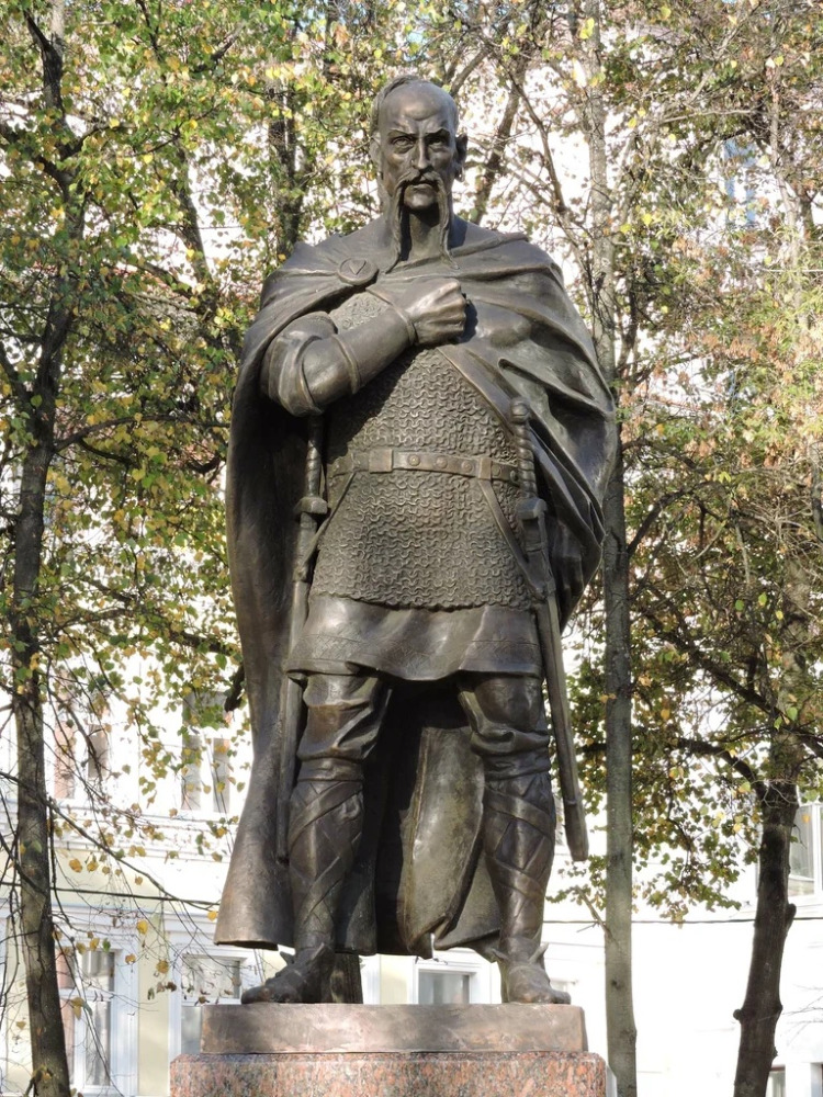 Памятник Светославу Храброму в Серпухове. Скульптор Василий Селиванов.