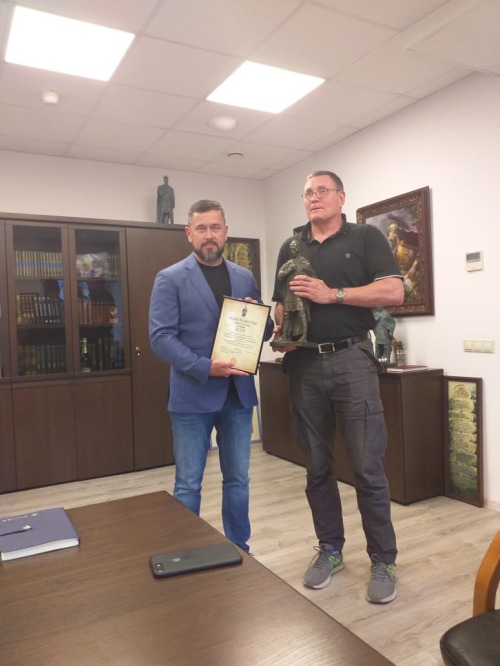 Вручение копии памятника Святослава Храброго Ивану Иванову в офисе Фонда сохранения культурного наследия "Русский Витязь".